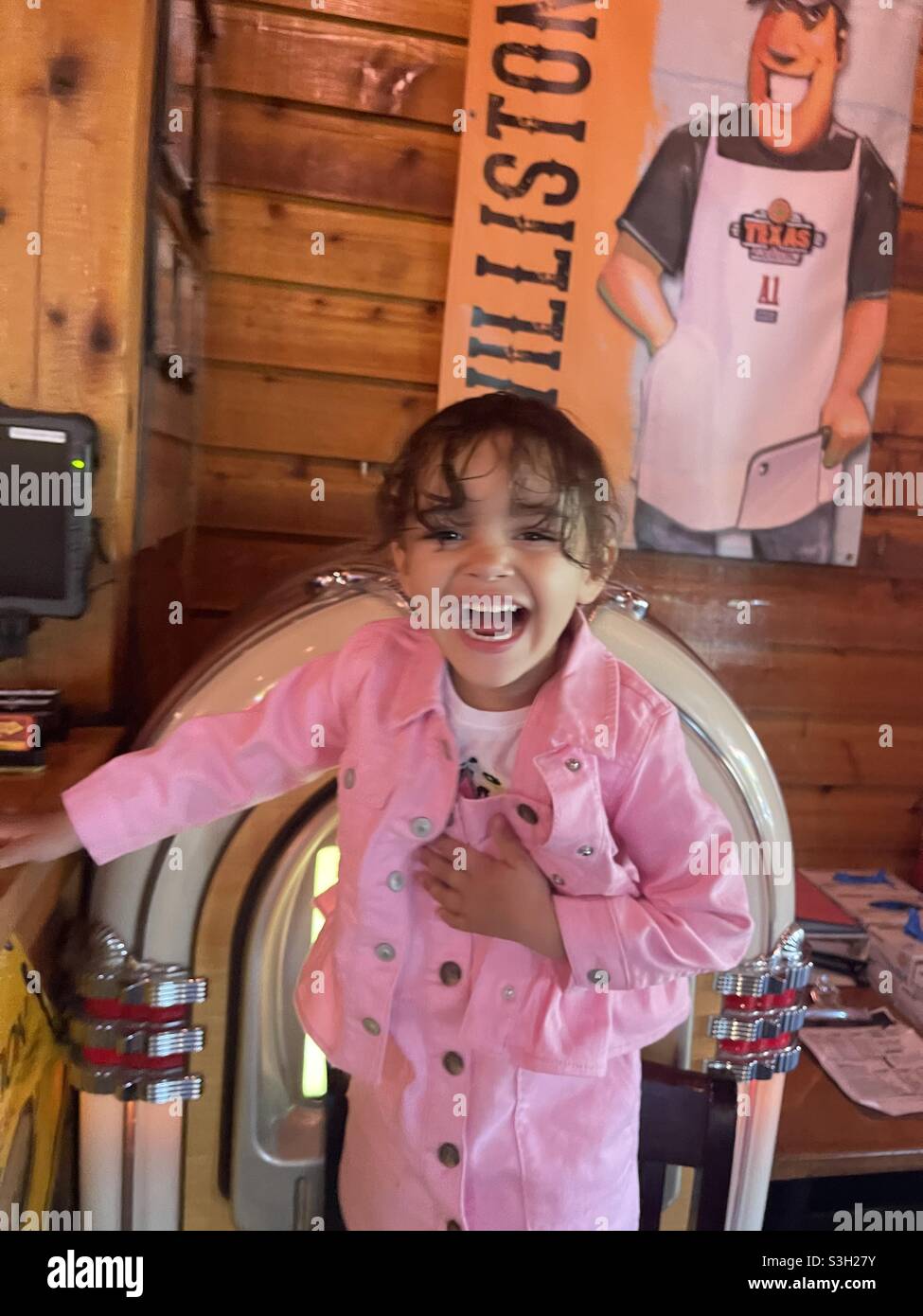 Vince il premio da papà per la figlia più bella del mondo alla Texas Road House di Williston Foto Stock