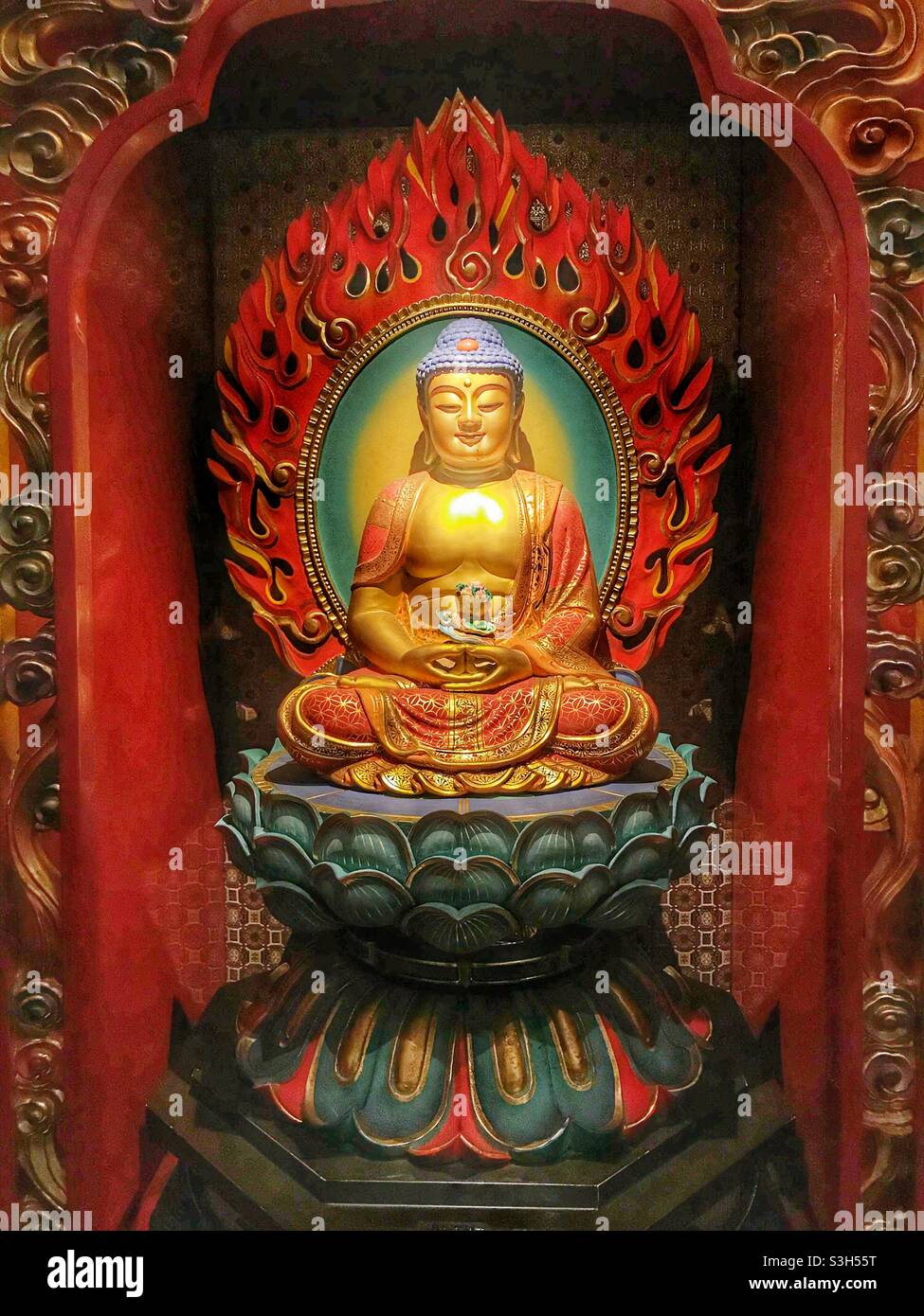 Figura di Buddha al Tempio Reliquico del dente di Buddha a Singapore Foto Stock