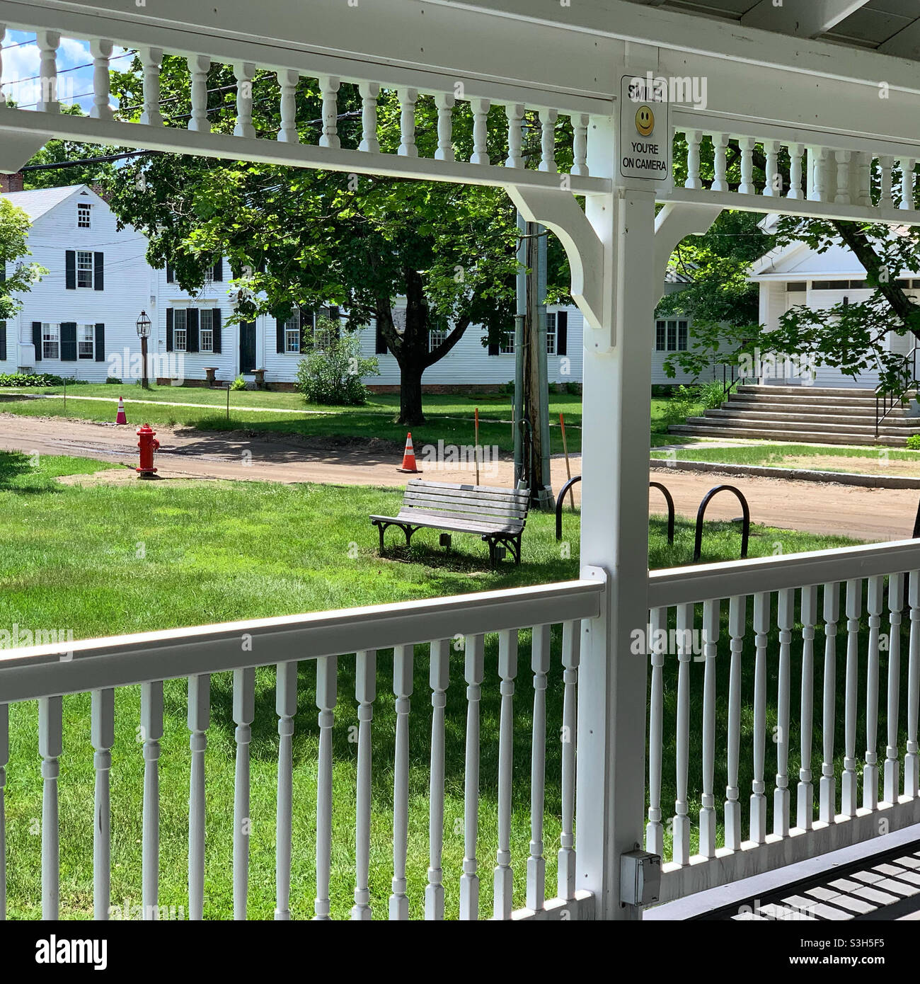 Giugno, 2021, una vista dall'interno del Gazebo, Town Green, Walpole, Cheshire County, New Hampshire, Stati Uniti Foto Stock