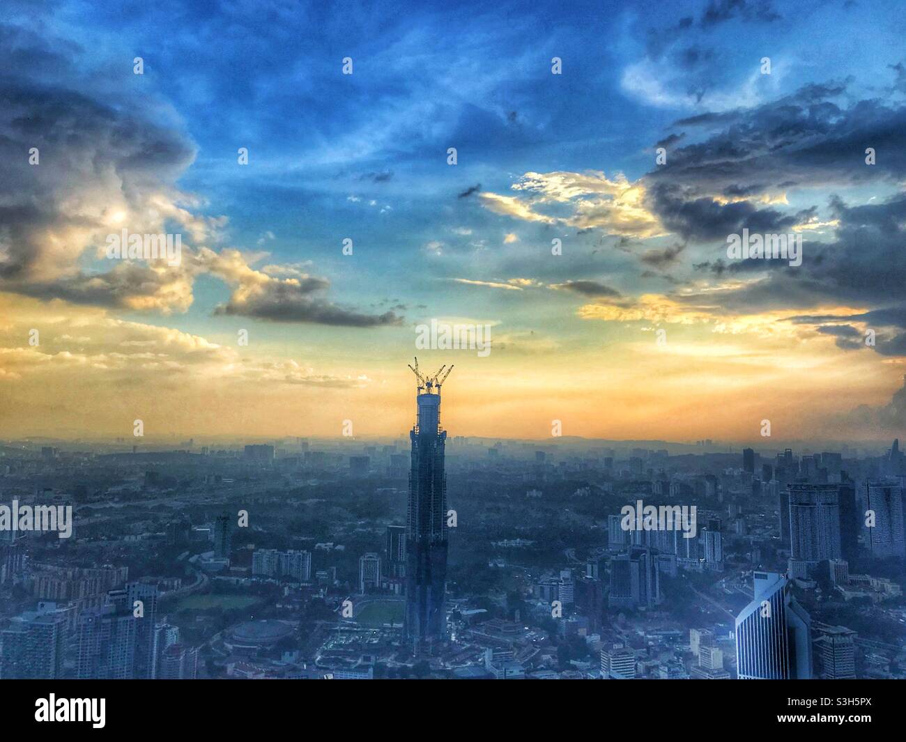 Vista al tramonto di un edificio in costruzione visto dalla Menara Kuala Lumpur Tower a Kuala Lumpur, Malesia Foto Stock