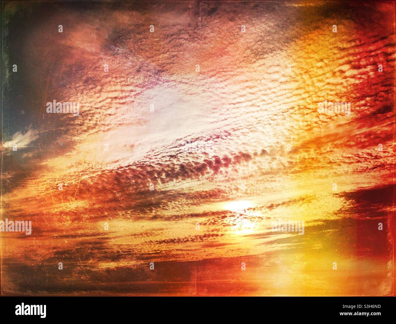 Tramonto fiery con cielo sgombro Foto Stock