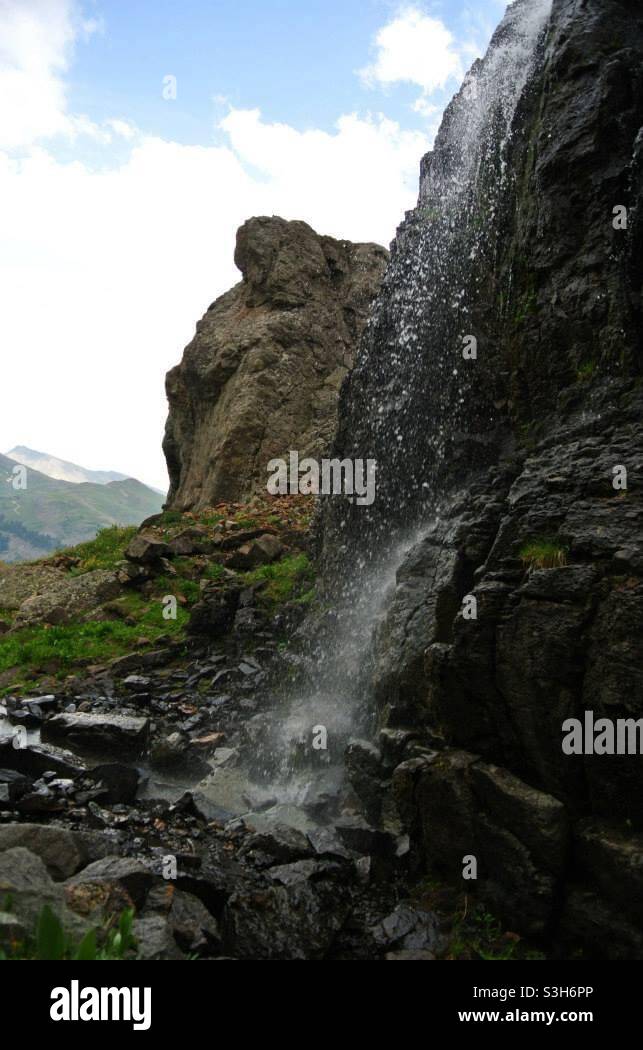 Una cascata si schianta su una scogliera a Yankee Boy Basin nel Colorado occidentale. Foto Stock