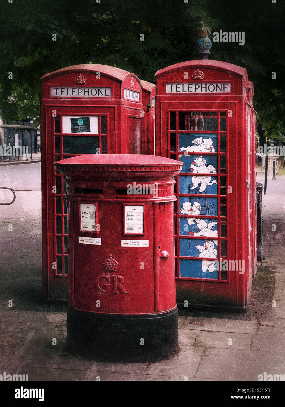 I rossi iconici di una scatola telefonica britannica e di una scatola postale reale. Il metodo di comunicazione di ieri? Credito fotografico - COLIN HOSKINS. Foto Stock