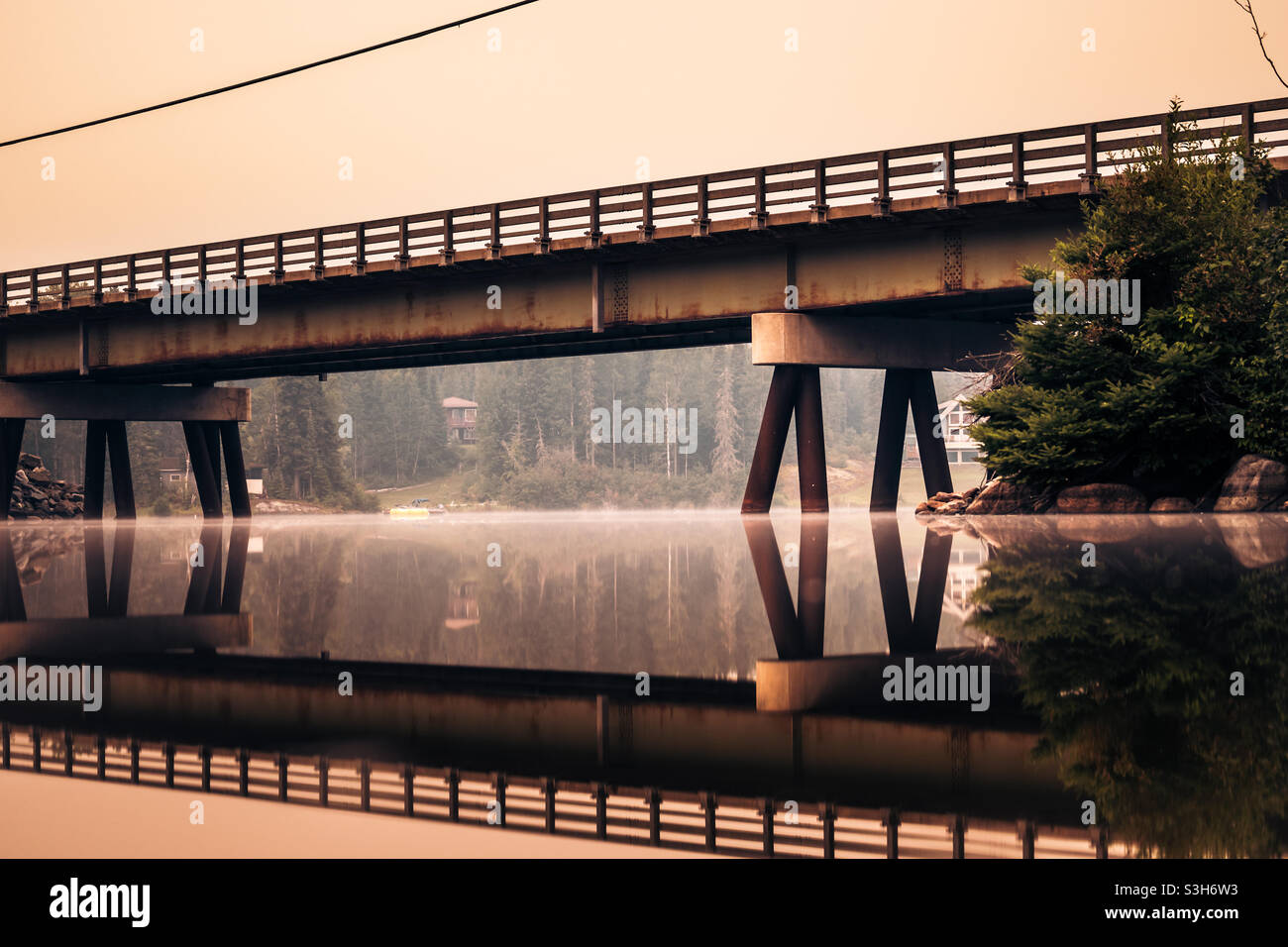 Grande ponte su un tranquillo fiume - Red Lake, Ontario Foto Stock