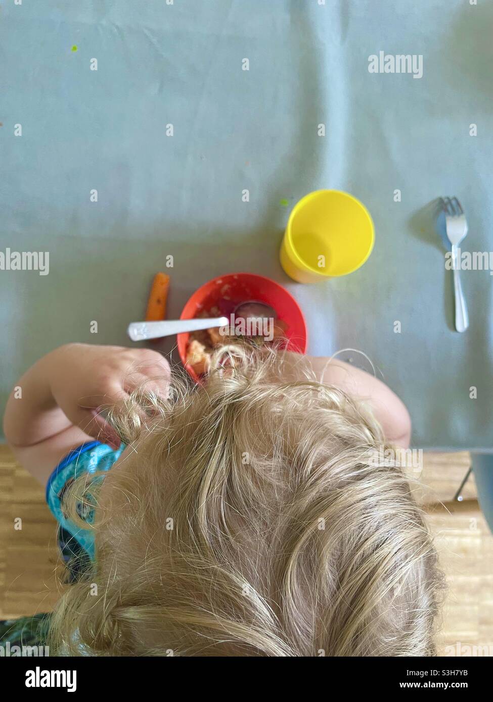 Bambino biondo che mangia Foto Stock