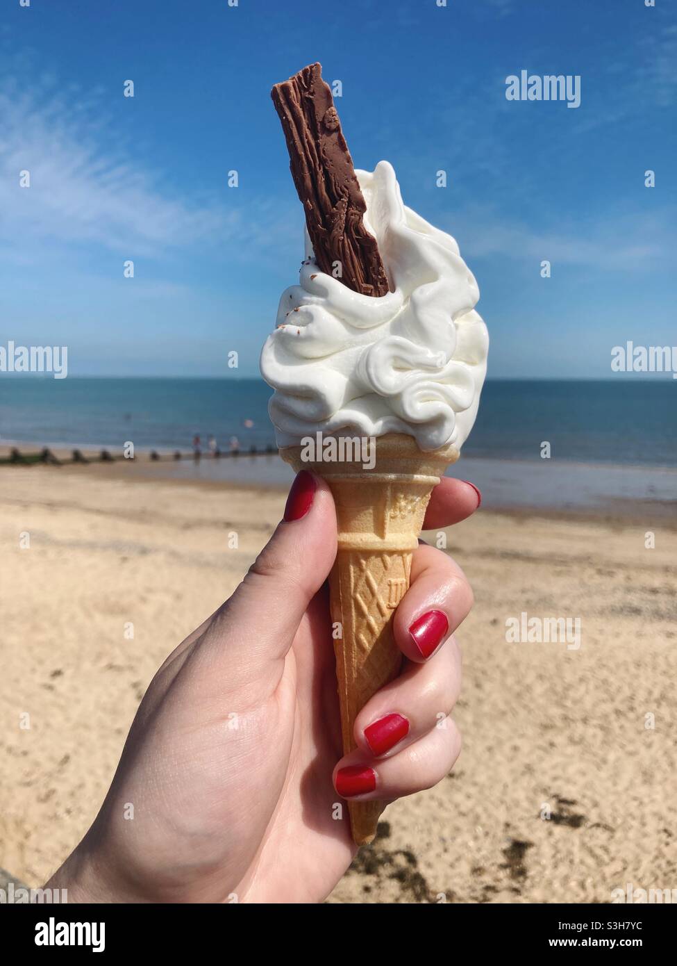 Un 99 gelato in riva al mare Foto Stock
