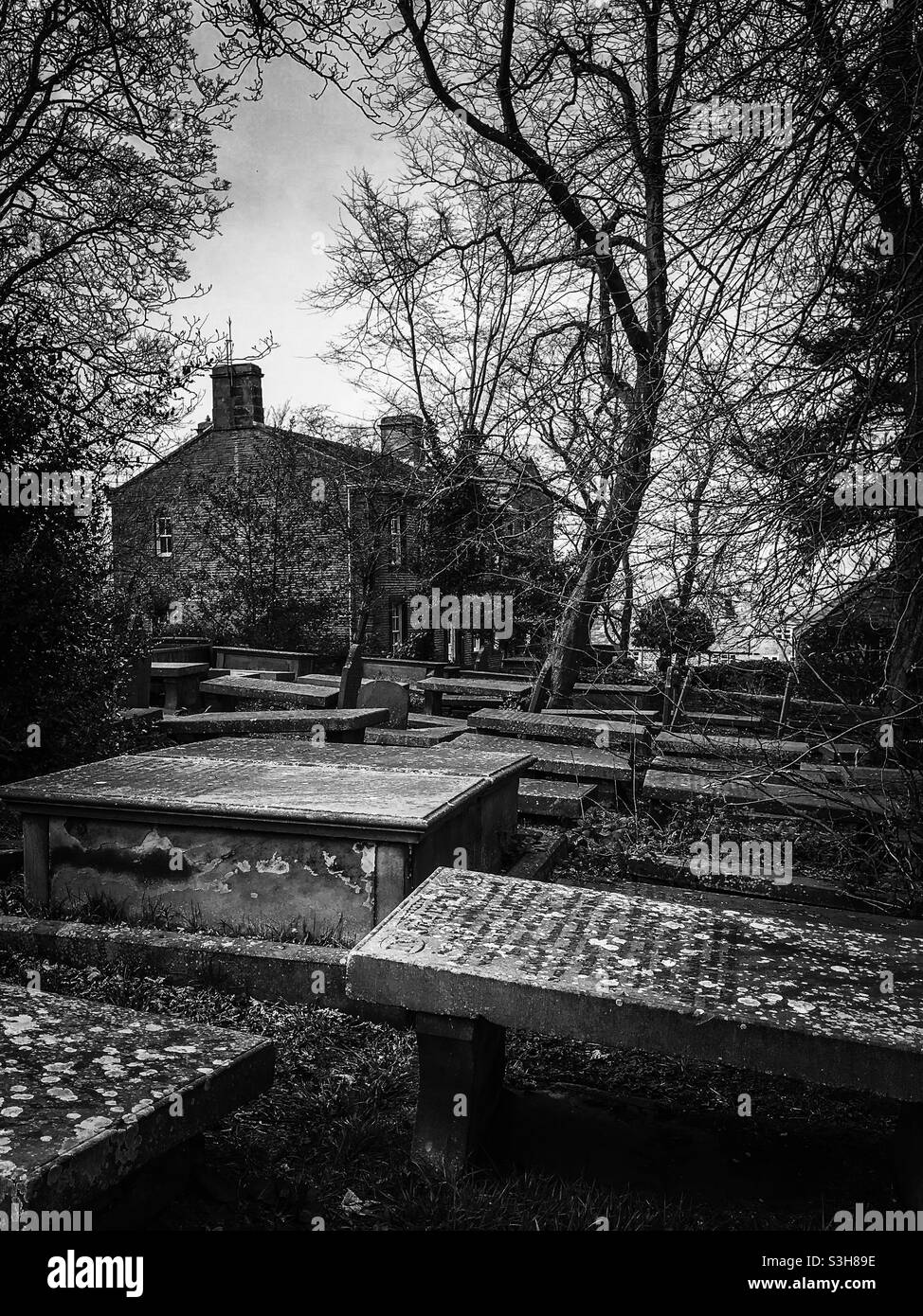 Cimitero e scuola della chiesa di Haworth Foto Stock