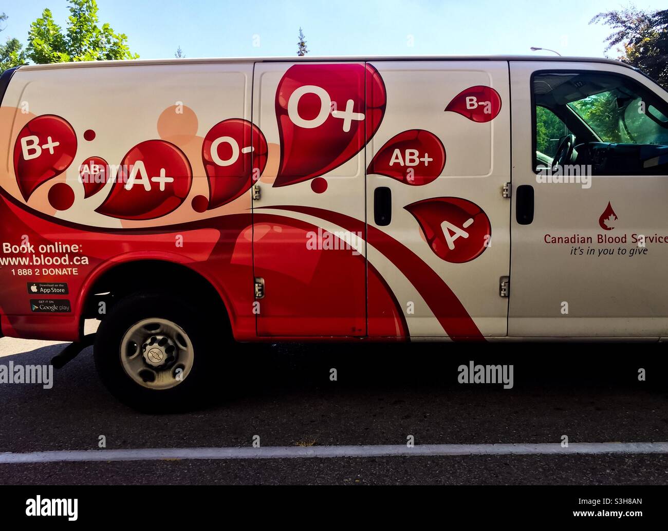 Tipi di sangue su un veicolo di servizio del sangue, Ontario, Canada. È in voi da dare. Slogan e immagini progettati per incoraggiare le donazioni di sangue. - Immagine stock catturata con smartphone