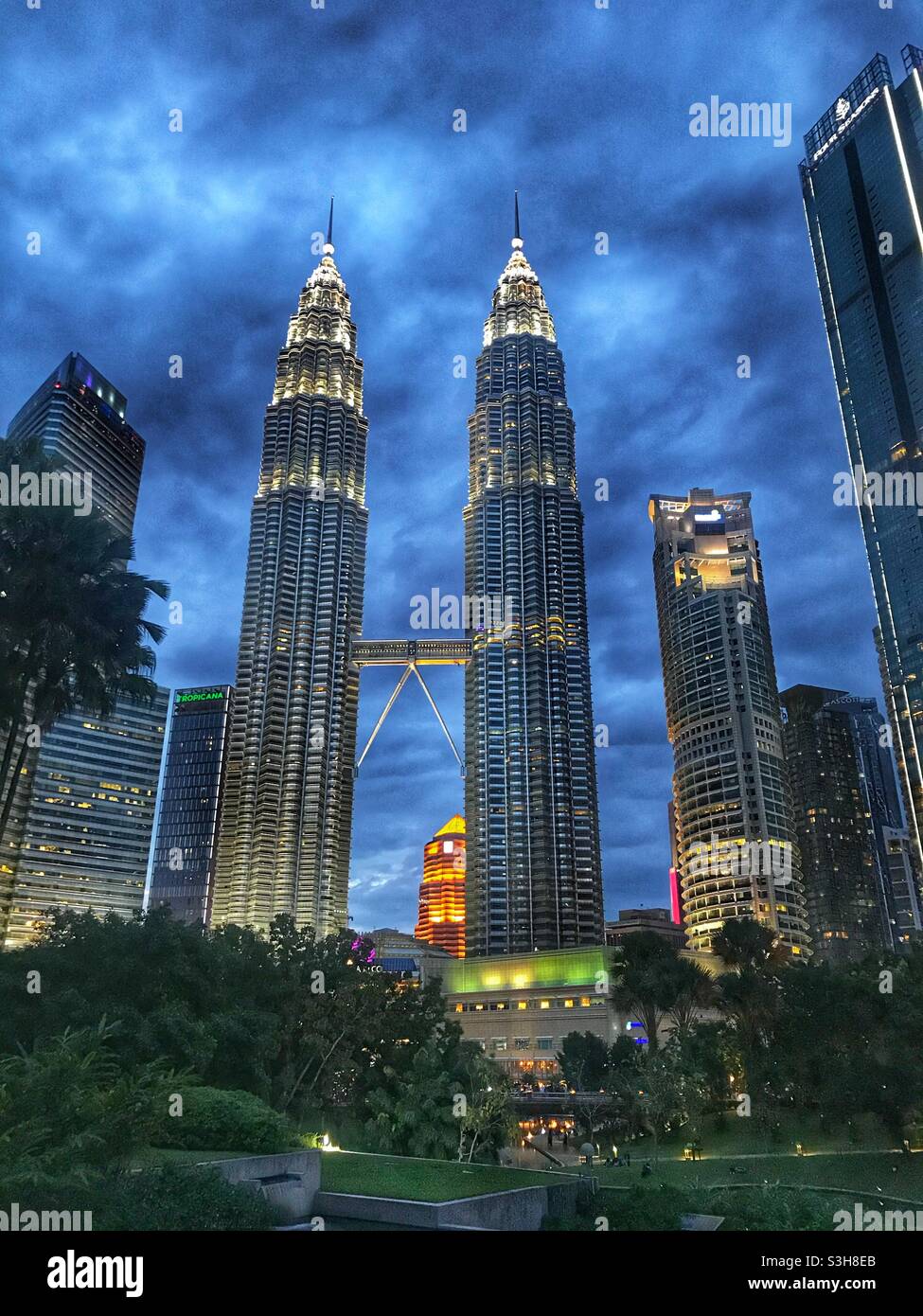 Vista serale delle Petronas Twin Towers a Kuala Lumpur, Malesia - Immagine stock catturata con smartphone