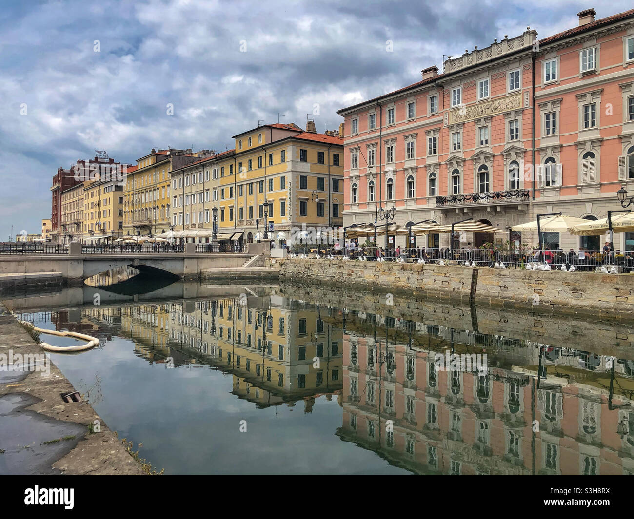 Edifici che si riflettono nelle acque del Canal Grande (canale Grande) di Trieste, Friuli Venezia Giulia, Italia Foto Stock