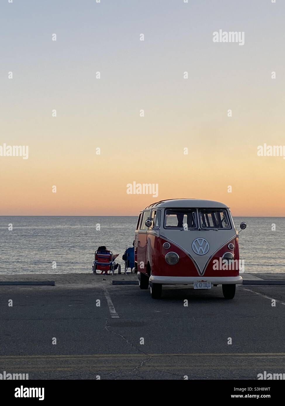 Autobus rosso VW tramonto Foto Stock