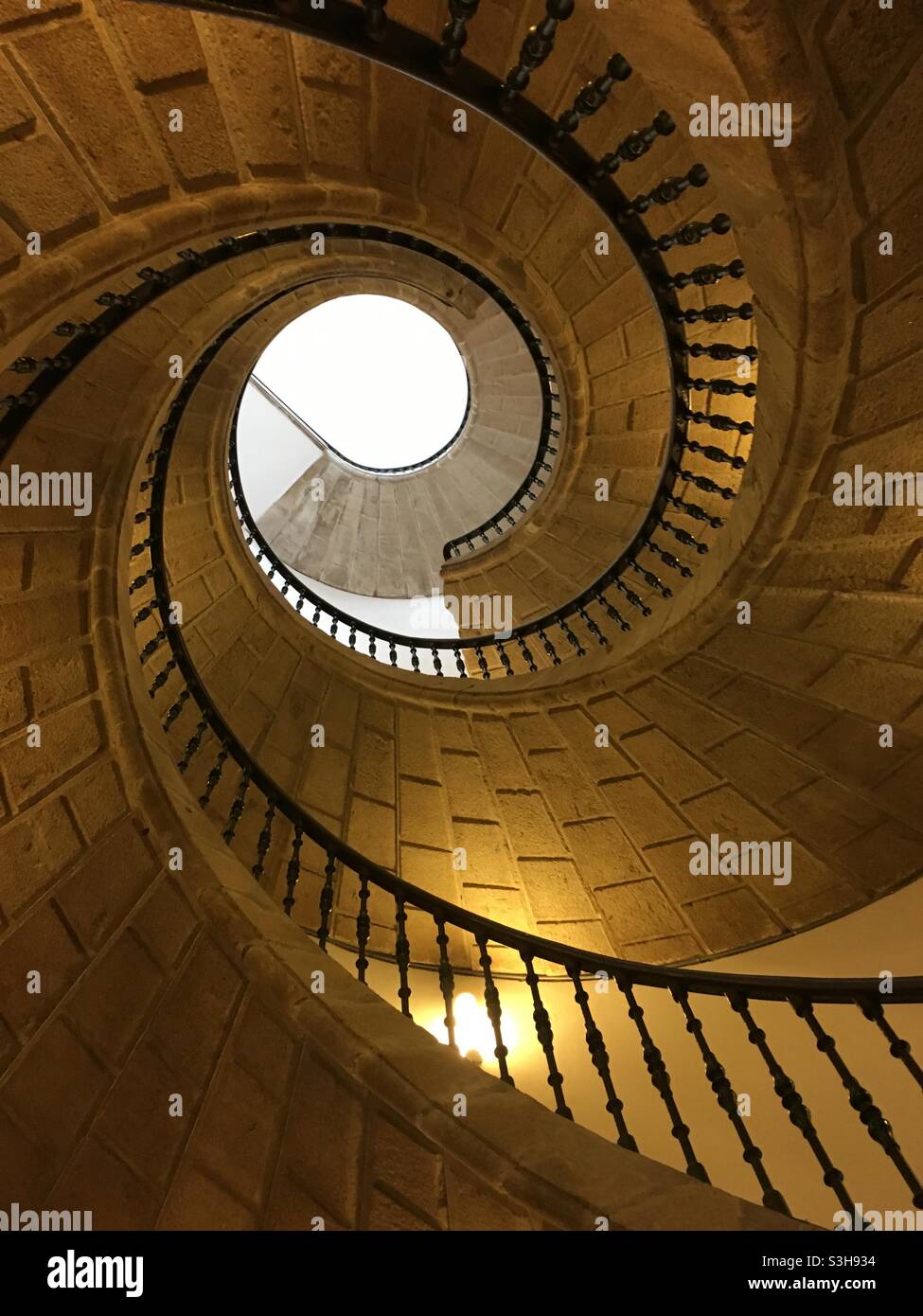 Scala a chiocciola, vista direttamente dal basso, Museo del Pueblo Gallego, Santiago de Compostela, Spagna. Foto Stock