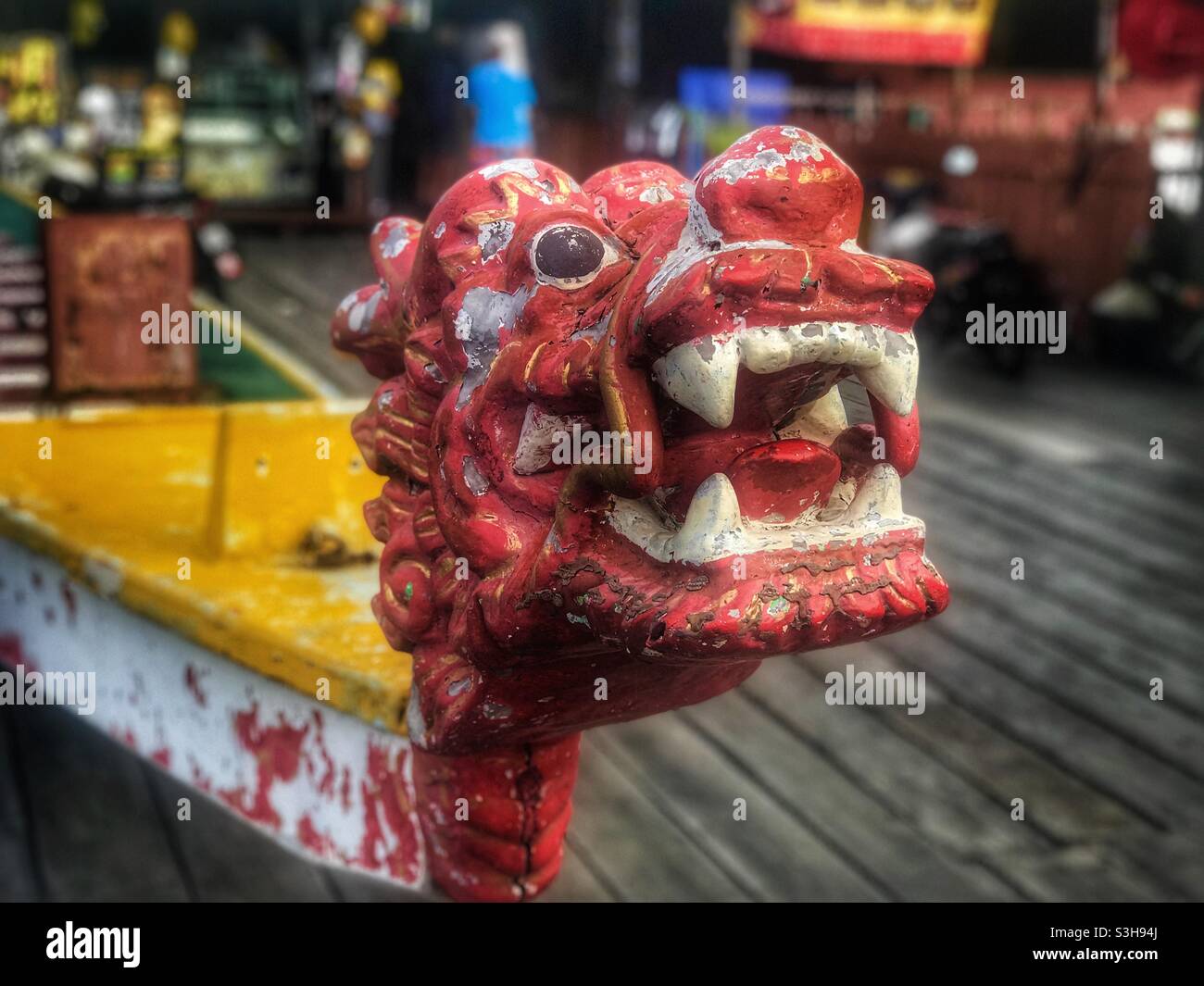 Testa di drago in legno intagliato prow barca a Chew Jetty, George Town, Penang, Malesia - Immagine stock catturata con smartphone