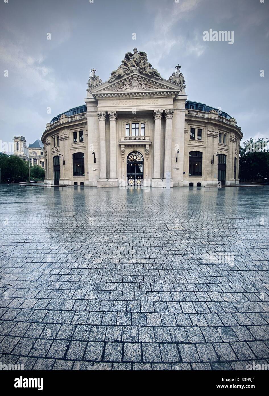 La storica Bourse de Commerce (Commodities Exchange) nel centro di Parigi, oggi monumento, museo e sede della mostra della collezione Pinault - Immagine stock catturata con smartphone