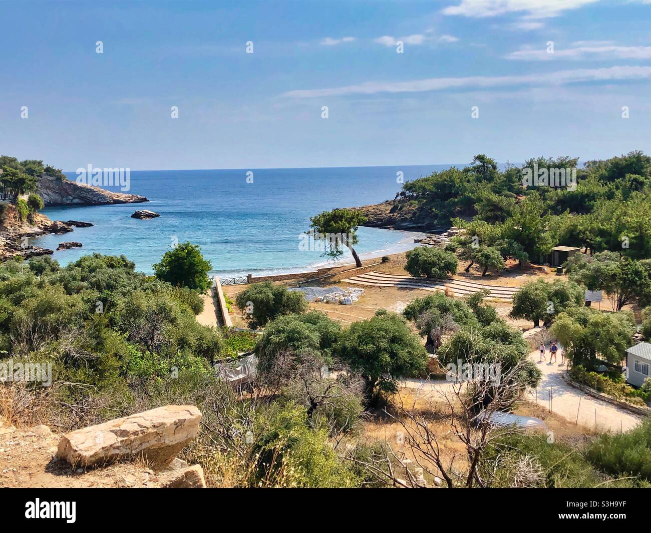 Parte del sito archeologico con vista sul mare ad Aliki, a sud dell'isola di Thassos, Grecia. Foto Stock