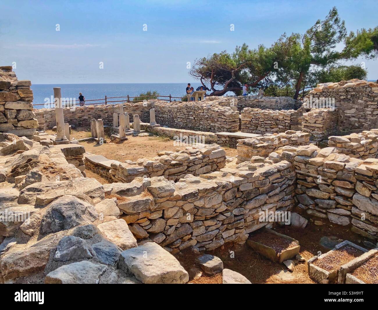Sito archeologico con vista sul mare ad Aliki, a sud dell'isola di Thassos, Grecia. Foto Stock