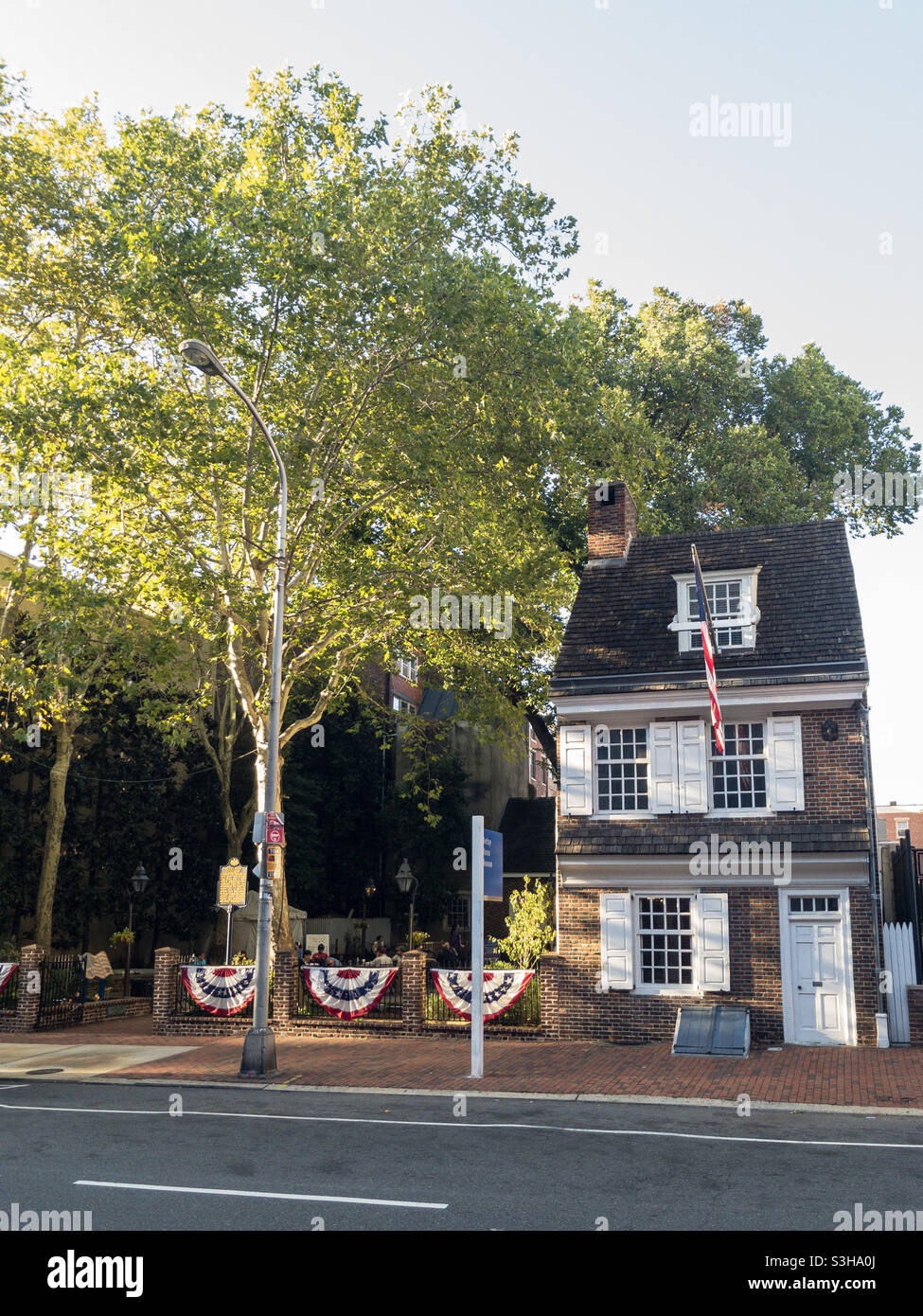 La Betsy Ross House su Arch Street, a Philadelphia, Pennsylvania. La parte anteriore dell'edificio è stata costruita intorno al 1740, in stile coloniale della Pennsylvania Foto Stock