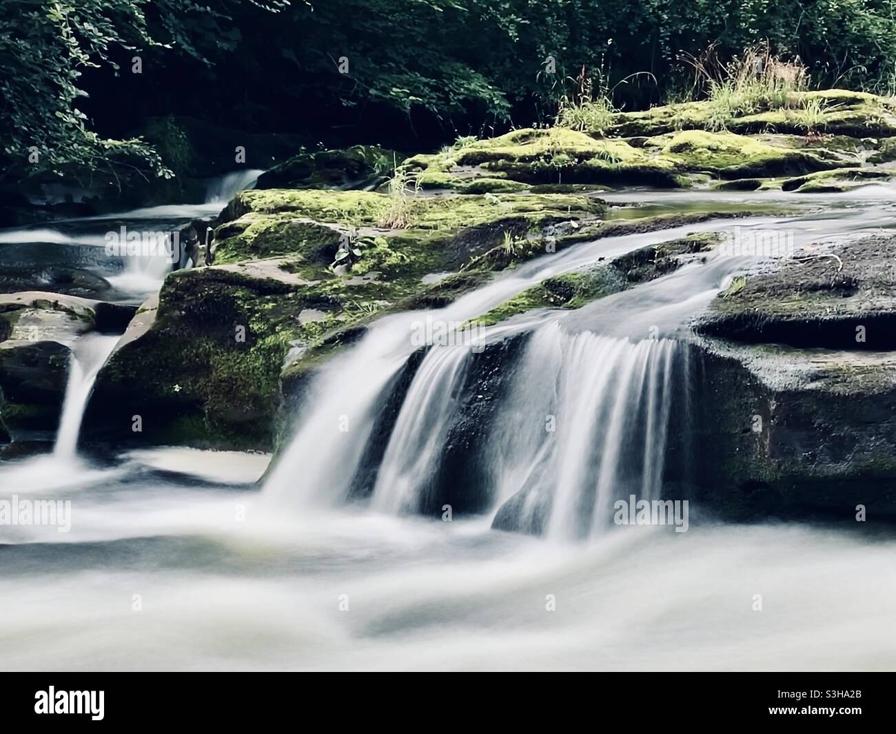 Acqua che scorre su acque di ricks Allan, Bridge of Allan, Stirling, Scozia - Immagine stock catturata con smartphone