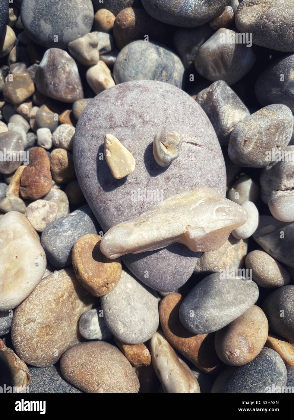 Una faccia fatta di pietre - Immagine stock catturata con smartphone