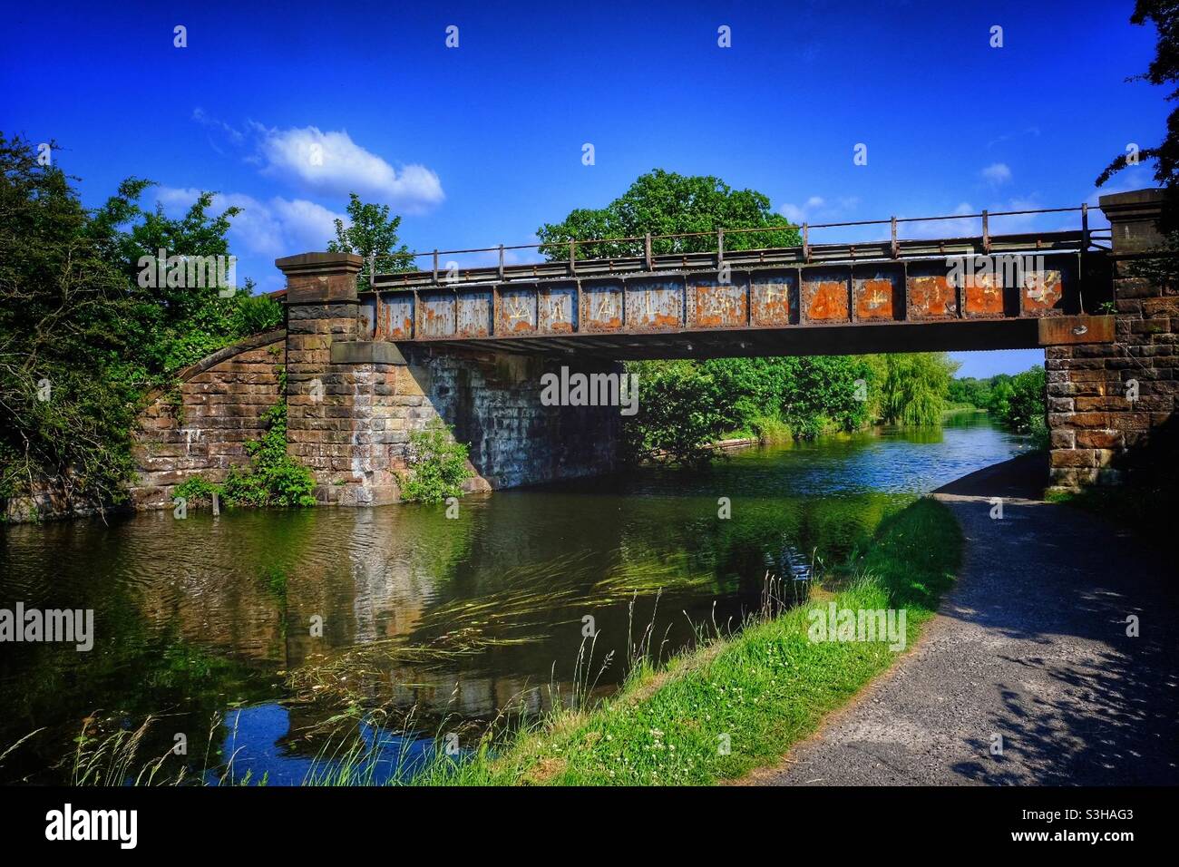 Ponte arrugginito sotto un cielo blu Foto Stock