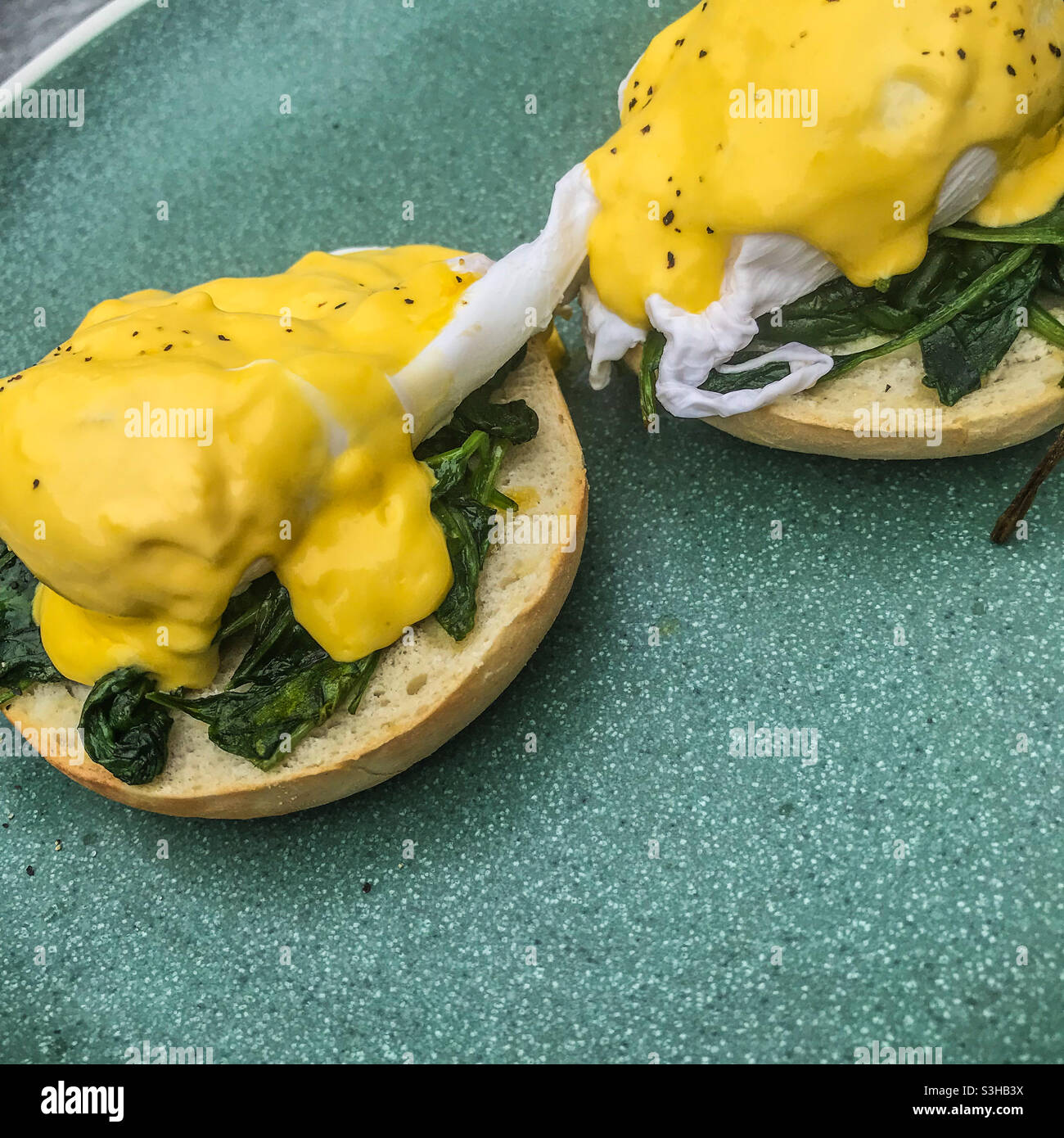 Uova Benedict brunch - Immagine stock catturata con smartphone