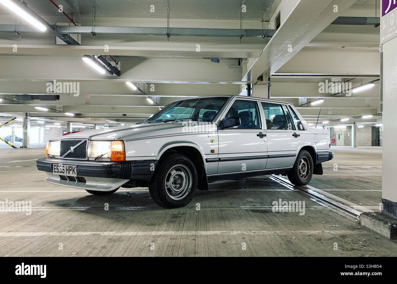 Auto Volvo 740 in un parcheggio Foto Stock