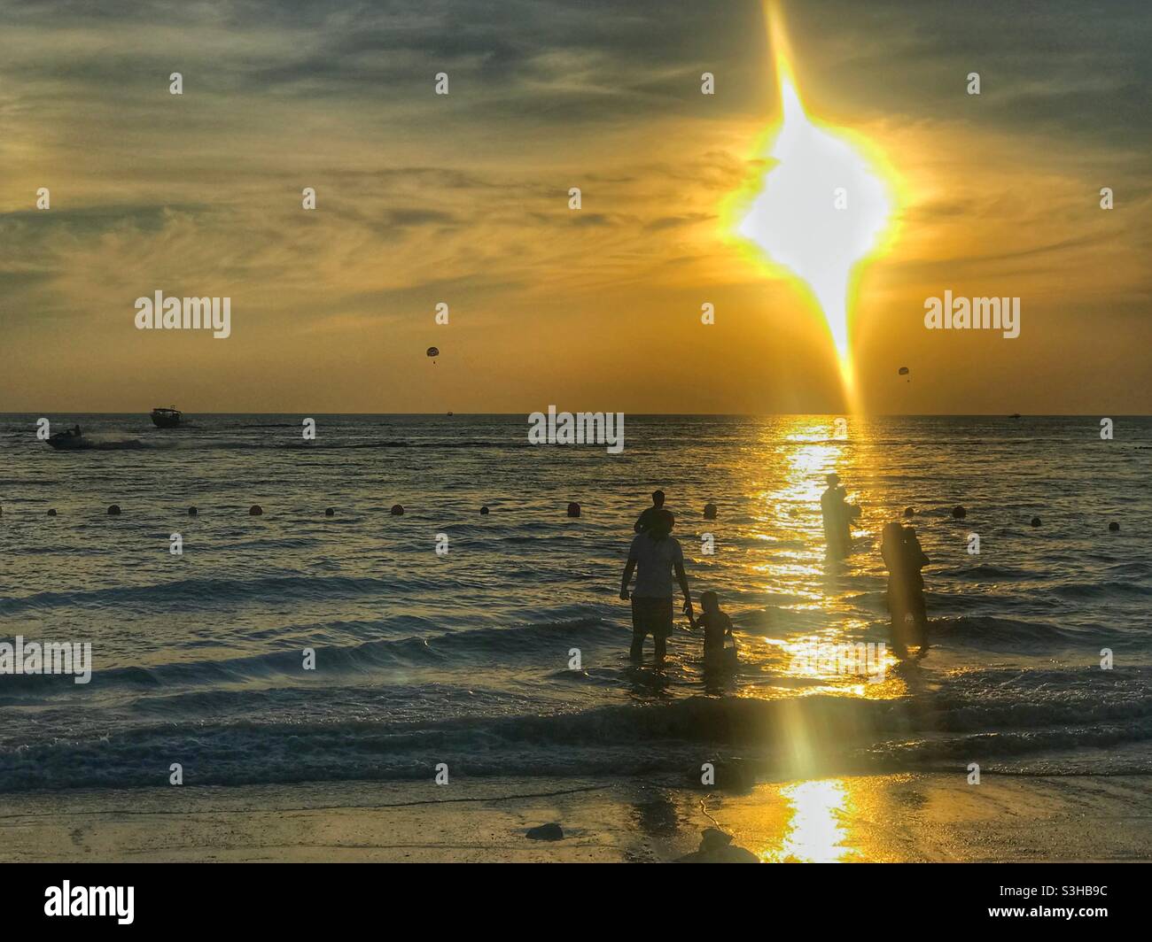 Una famiglia pagaia in acqua a Pantai Cenang sull'isola di Langkawi, Malesia Foto Stock