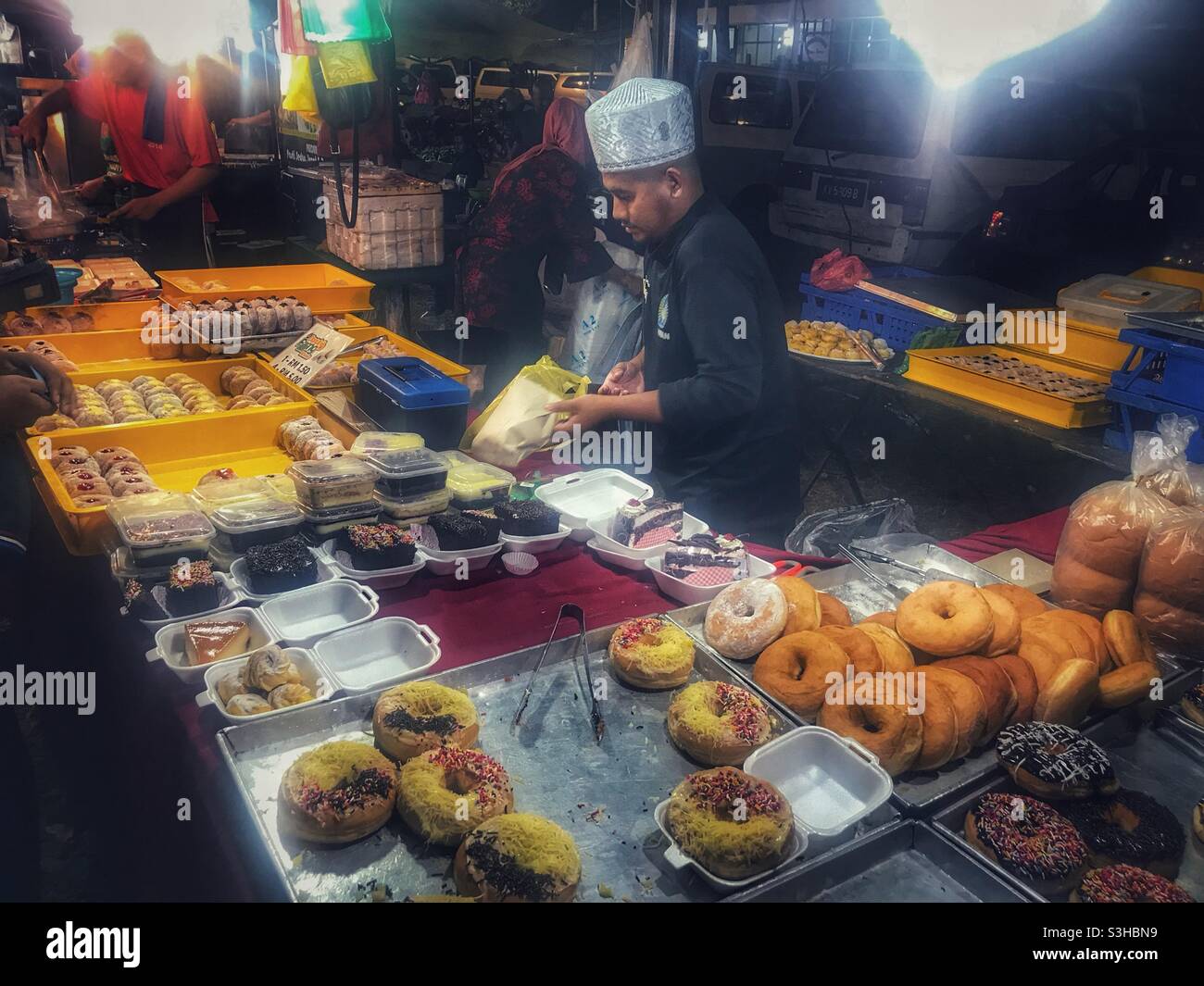 Ciambelle e prodotti da forno in vendita al mercato di Temonyang Nigh vicino a Pantai Cenang sull'isola di Langkawi, Malesia Foto Stock