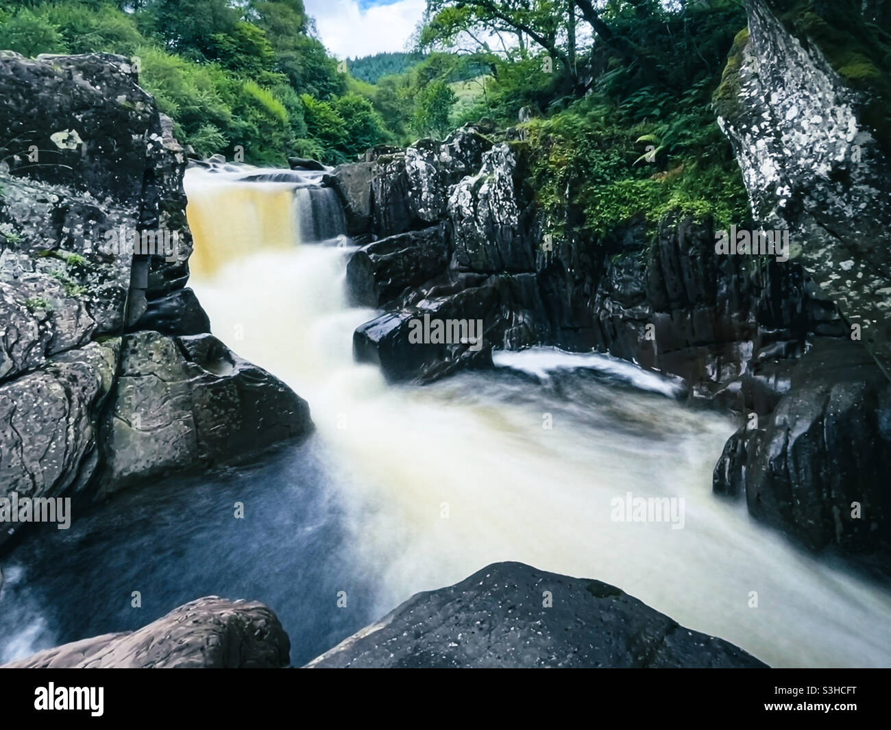Cascata Keltie, Callander, Scozia - Immagine stock catturata con smartphone