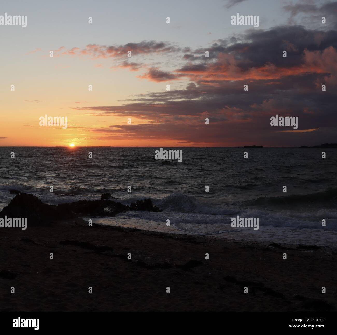 Tramonto sulla spiaggia di Pointe de Merquel in Loire Atlantique, Francia in una serata estiva - Immagine stock catturata con smartphone