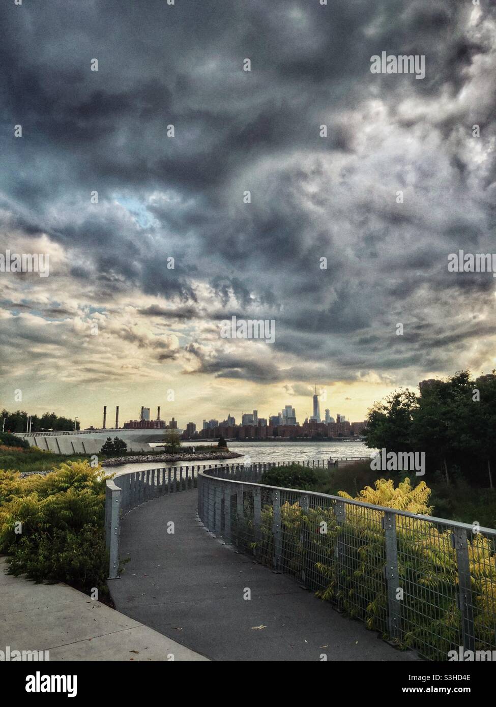 Hunter's Point South Park a Long Island City, con vista sull'East River e sul centro di Manhattan Foto Stock