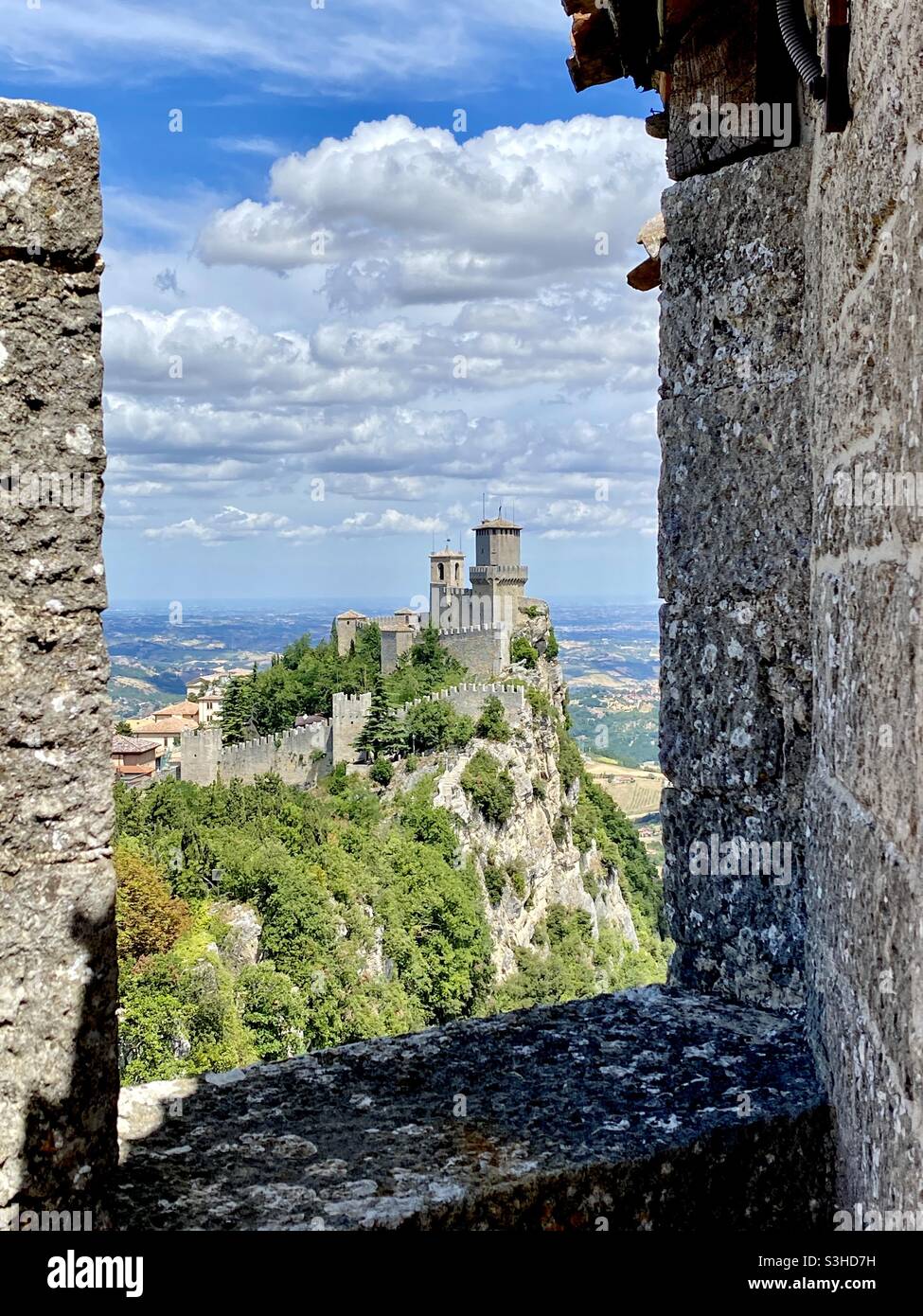 La prima torre della fortezza di San Marino dalla seconda torre - Immagine stock catturata con smartphone