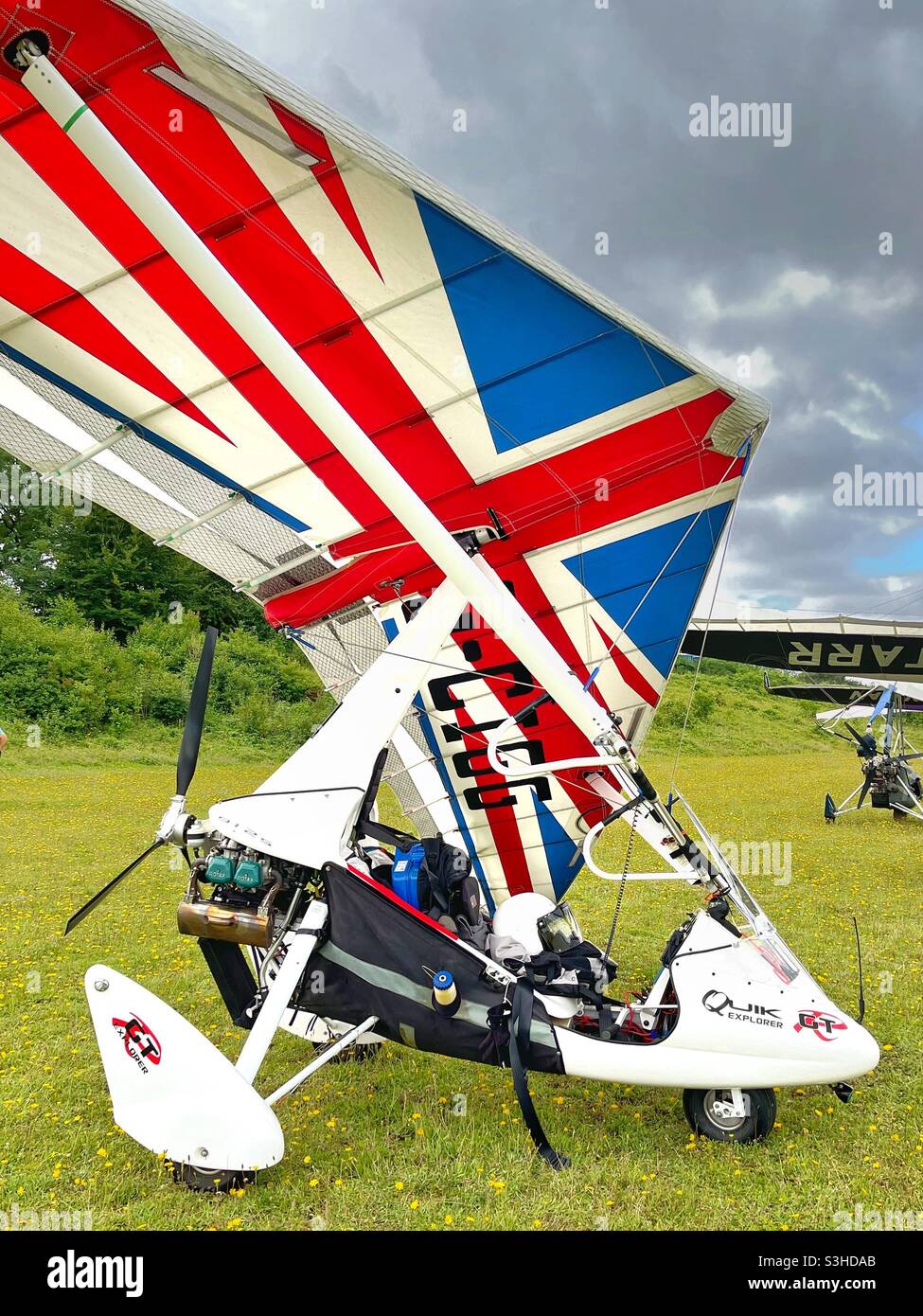 Velivolo microflight con bandiera patriottica Union Jack sull'ala a vela - Immagine stock catturata con smartphone