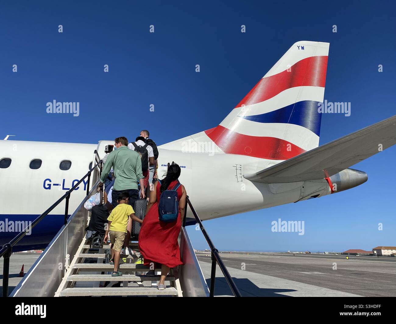 Passeggeri a bordo di un volo a Gibilterra - Immagine stock catturata con smartphone