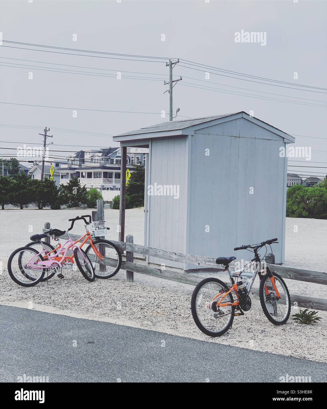 Luglio, 2021, biciclette parcheggiate vicino a una spiaggia, Long Beach Township, Long Beach Island, New Jersey, Stati Uniti - Immagine stock catturata con smartphone