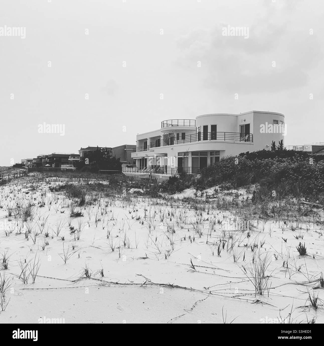 Luglio, 2021, immagine in bianco e nero di una grande casa sulla spiaggia, Long Beach Township, Long Beach Island, Ocean County, New Jersey, Stati Uniti Foto Stock