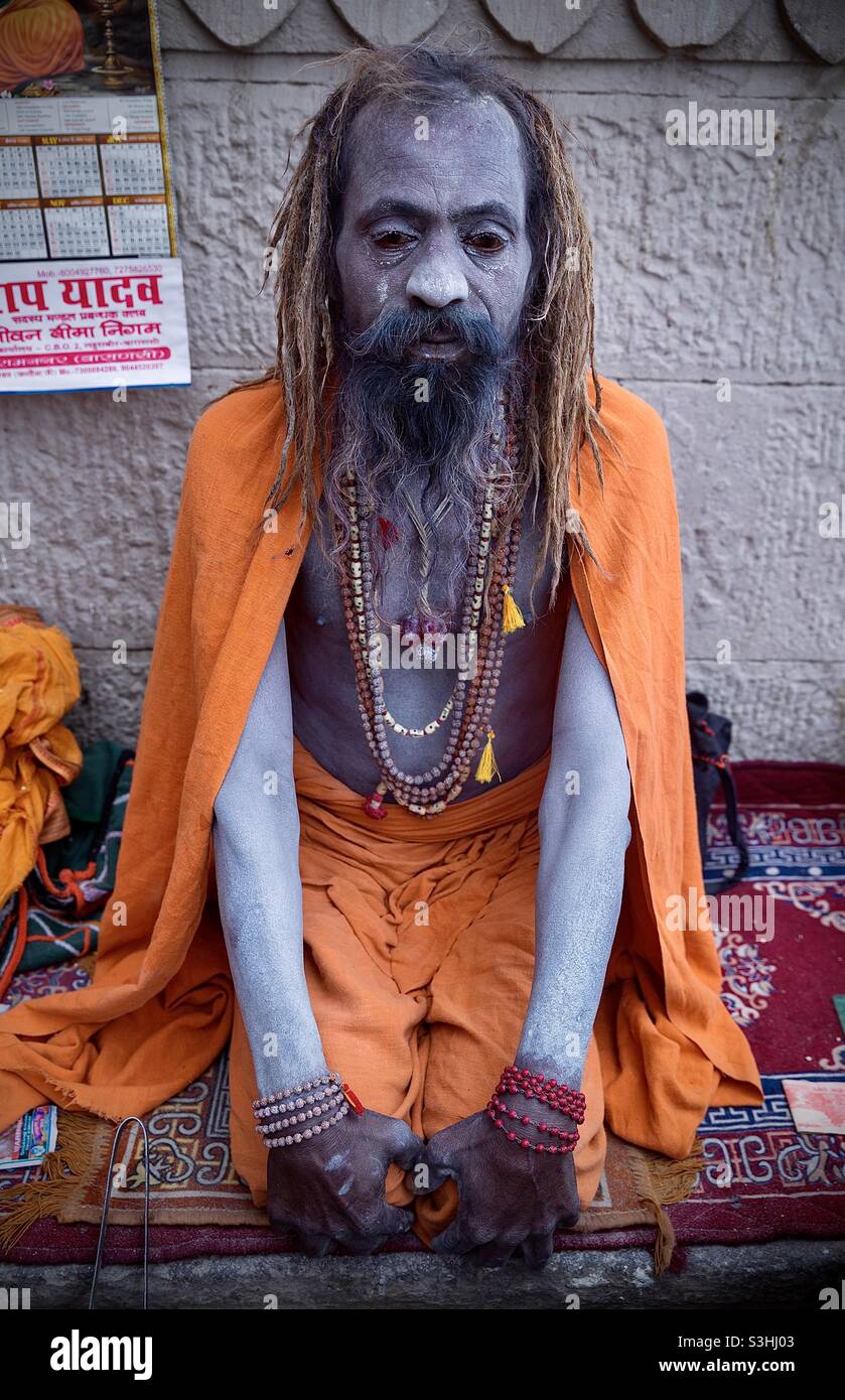 Ritratti dell'India, un uomo con cenere sul volto, Varanasi - Immagine stock catturata con smartphone