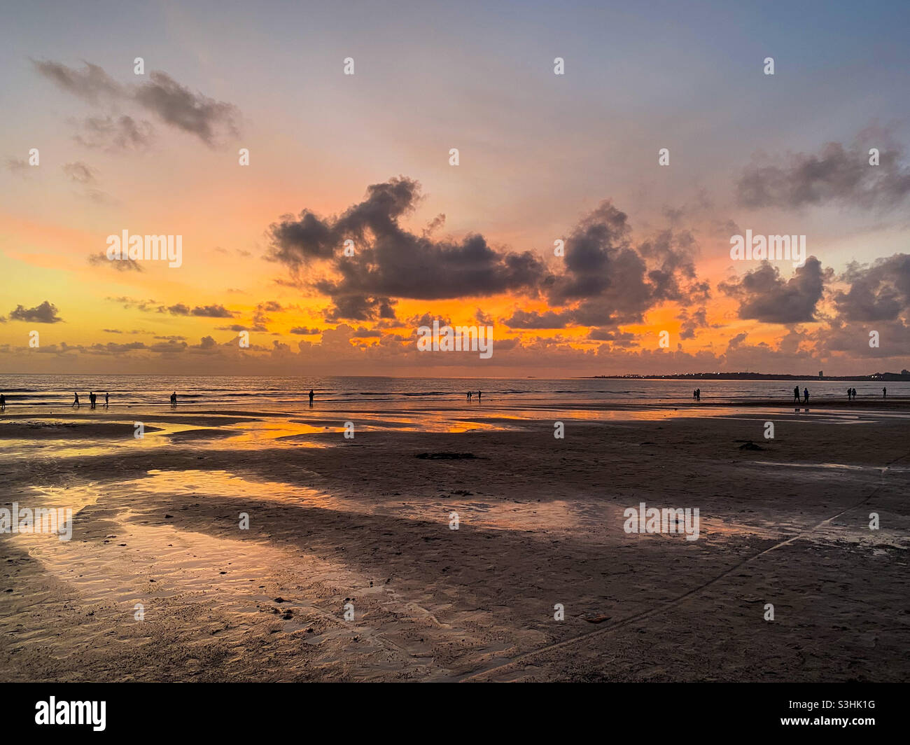Splendida vista al tramonto a Juhu Beach a mumbai, India. - Immagine stock catturata con smartphone