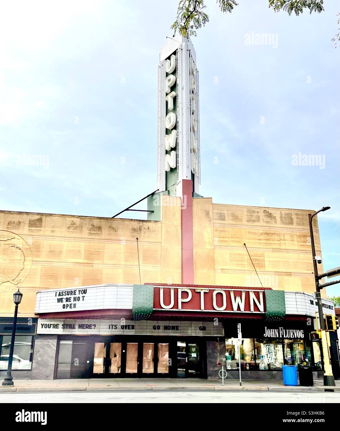 Uptown Theater su Hennepin Avenue a Minneapolis, chiuso e salito. - Immagine stock catturata con smartphone