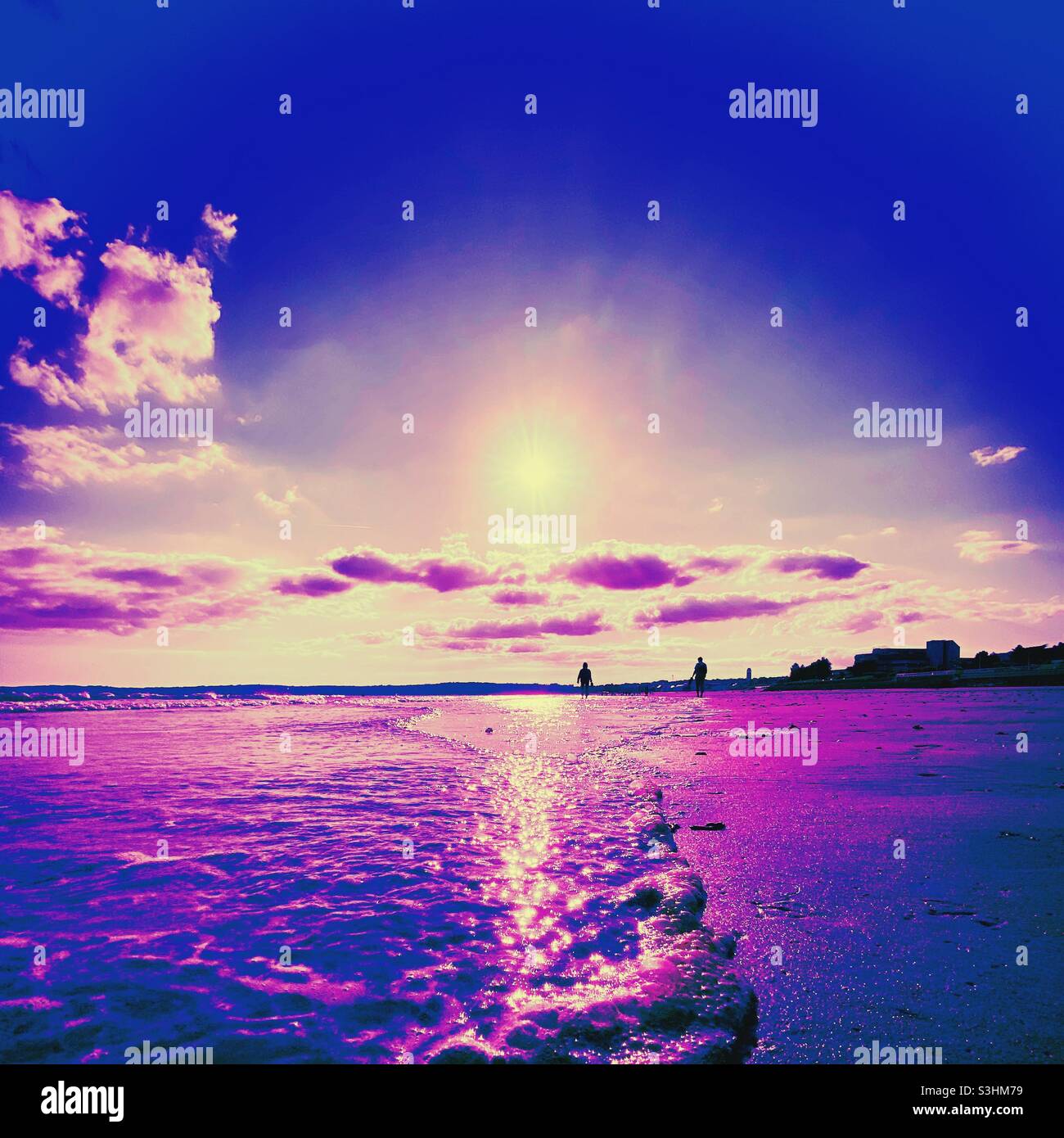Una fotografia filtrata di una spiaggia al tramonto Foto Stock