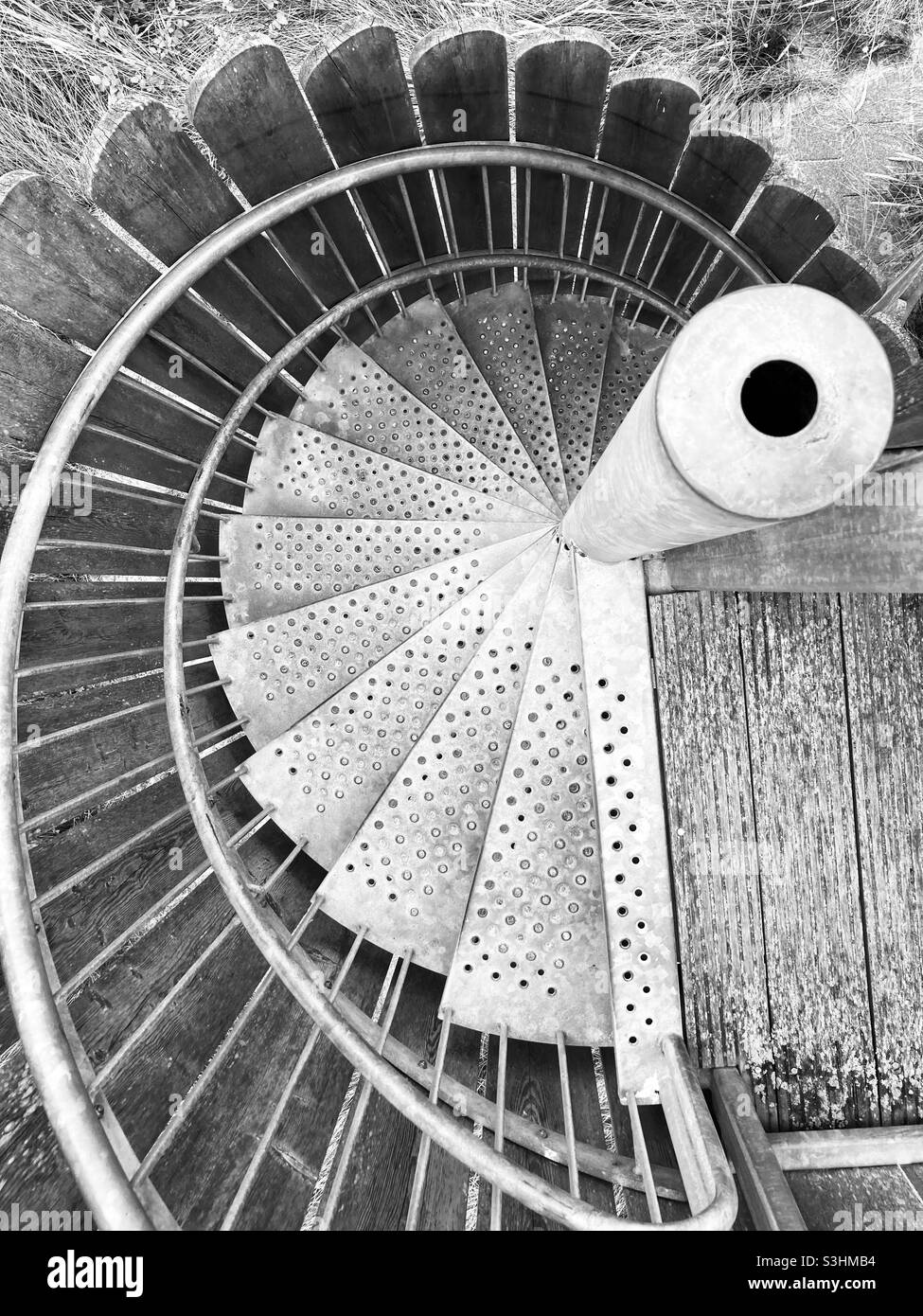 Vista dall'alto monocromatica di una scala a chiocciola in metallo Foto Stock