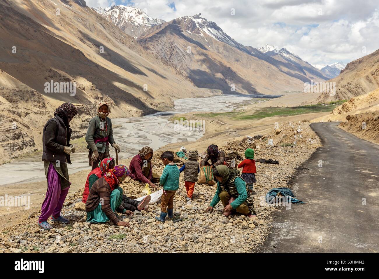 Le donne lavorano molto attivamente nel lavoro su strada nella valle di Spiti, in Himachal Pradesh, India Foto Stock