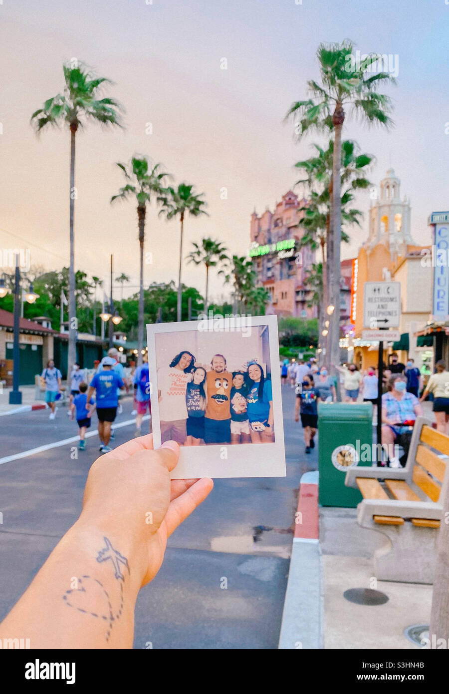 Polaroid di fronte alla torre del terrore di Hollywood Foto Stock