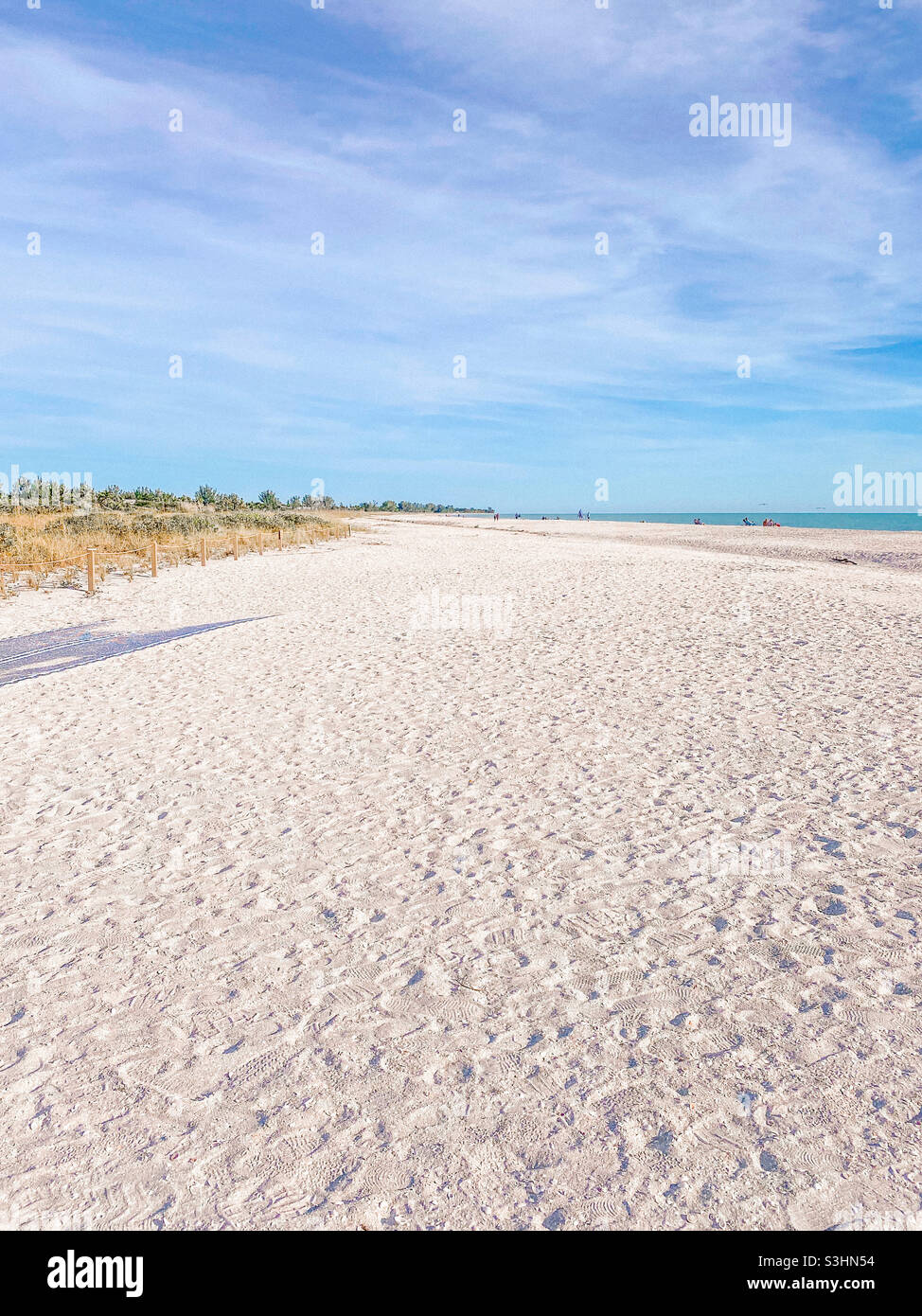Spiaggia di sabbia bianca vuota Foto Stock