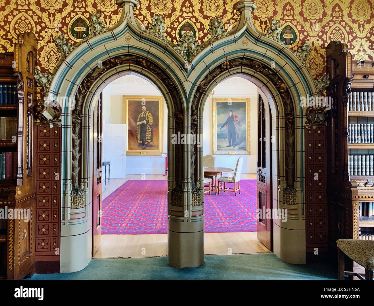 Porta a doppio arco nel castello di Cardiff - Immagine stock catturata con smartphone