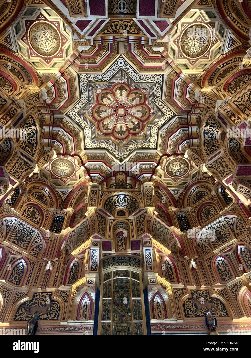 Soffitto decorativo al castello di Cardiff - Immagine stock catturata con smartphone