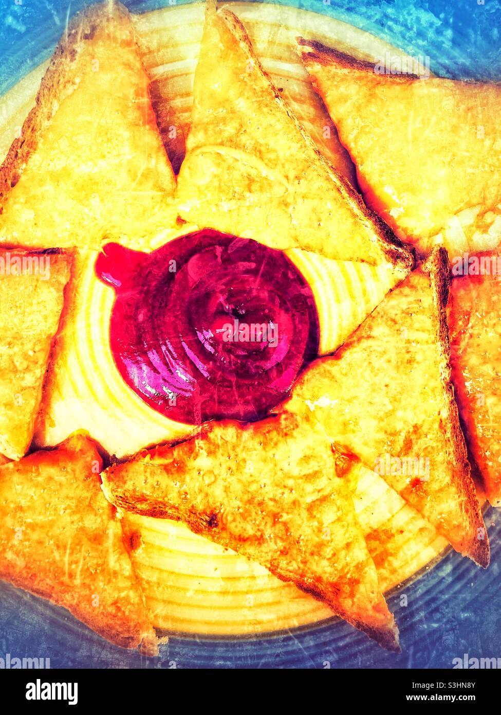 Formaggio su toast con ketchup al pomodoro, filtro grunge applicato Foto Stock