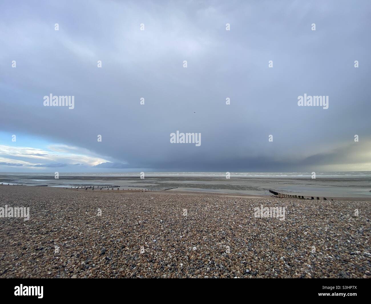 Nuvole temporalesche sopra il livello del mare - Immagine stock catturata con smartphone