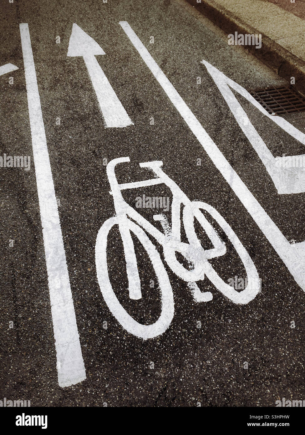 La strada da percorrere è quella delle piste ciclabili! Il ciclismo è un grande esercizio e una forma di trasporto molto migliore di un motore a combustione interna inquinante! Foto ©️ COLIN HOSKINS. - Immagine stock catturata con smartphone
