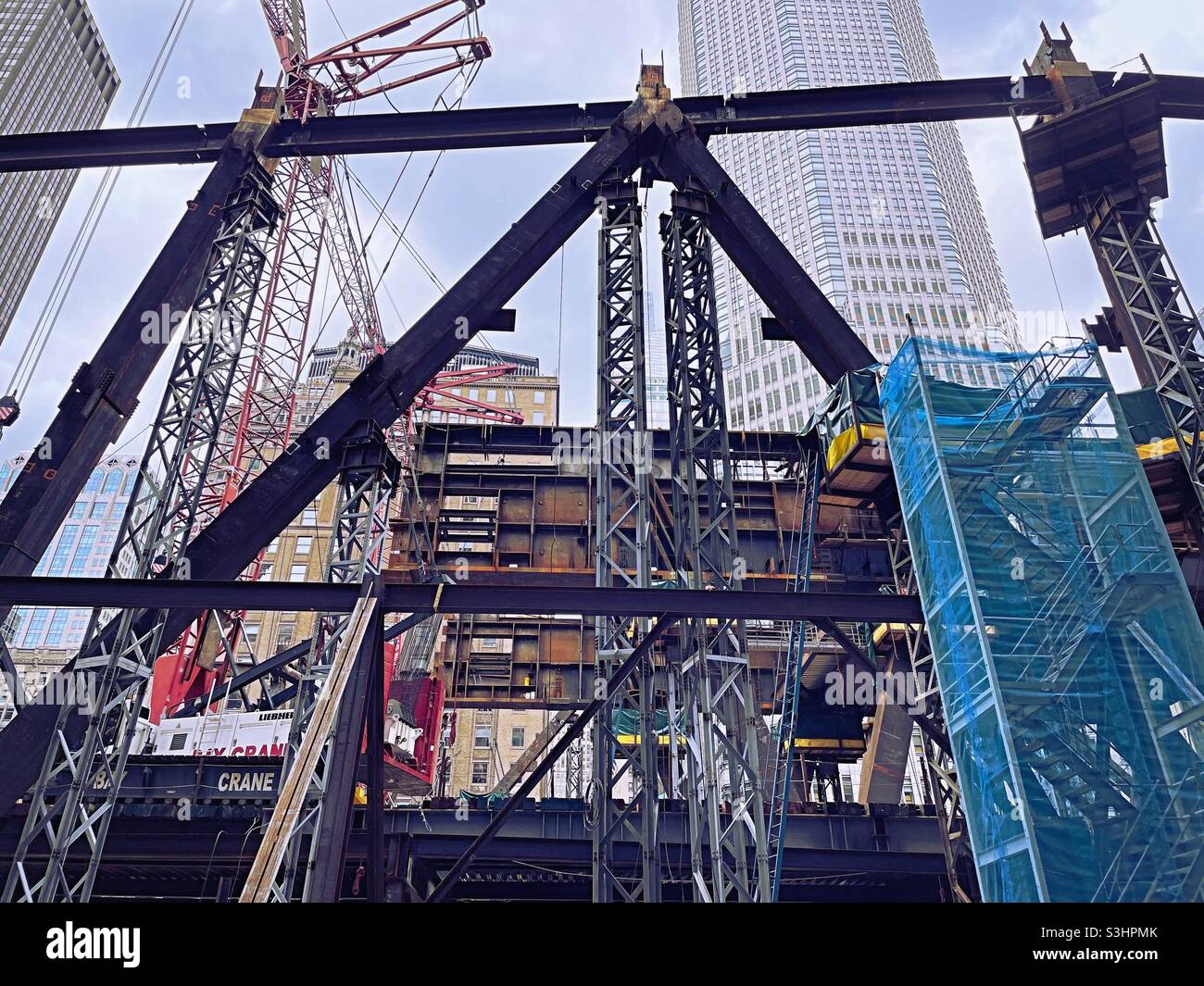Il cantiere di Midtown Manhattan presenta una gru e grondaie in acciaio, NYC, USA, 2021 - Immagine stock catturata con smartphone
